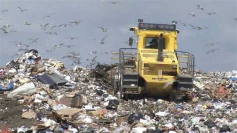 Minot landfill switches to summer hours .